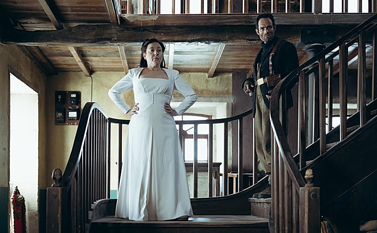 Imagen principal - Uno de los fotogramas de la película; Carmen Machi durante la rueda de prensa y Antonio de la Torre en el Muelle Uno de Málaga