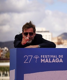 Imagen secundaria 2 - Uno de los fotogramas de la película; Carmen Machi durante la rueda de prensa y Antonio de la Torre en el Muelle Uno de Málaga
