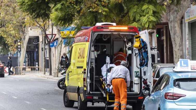 Herido en estado crítico un turista italiano al caerle una cornisa por el viento en una calle de Valencia