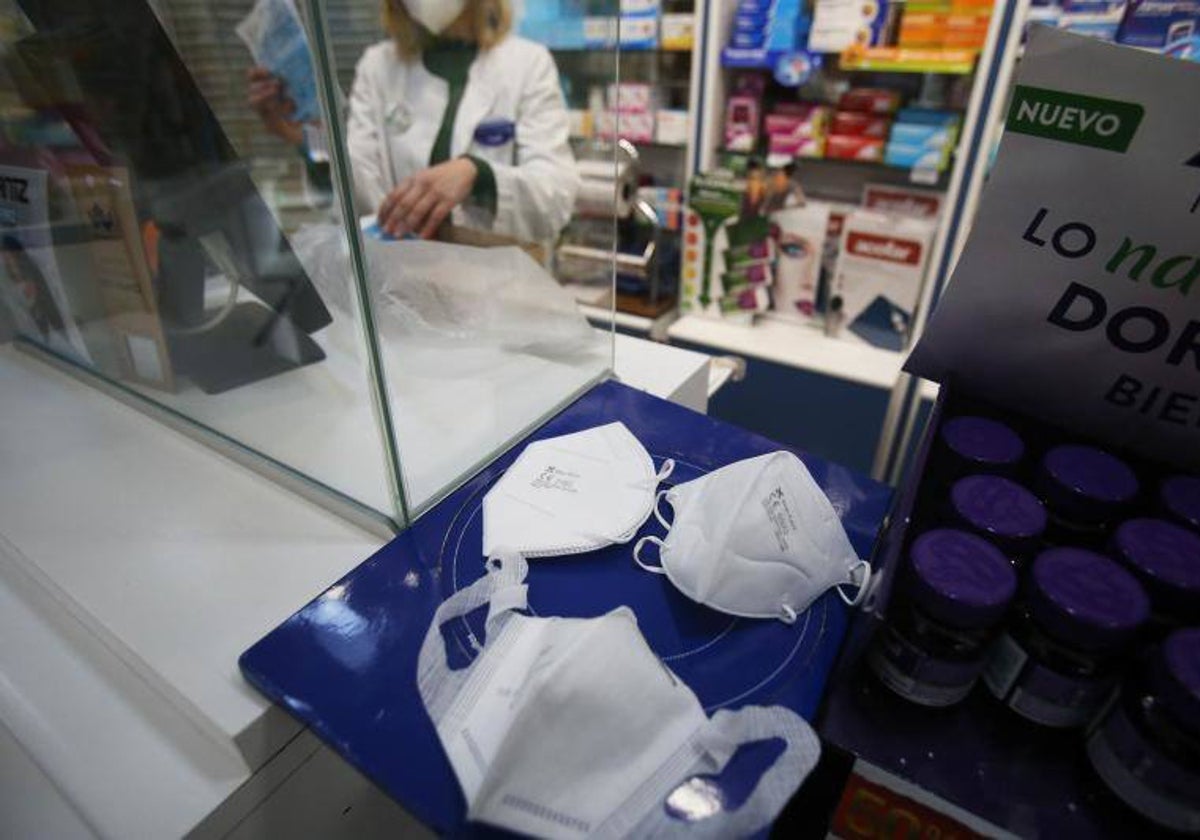 Mascarillas en una farmacia, en imagen de archivo