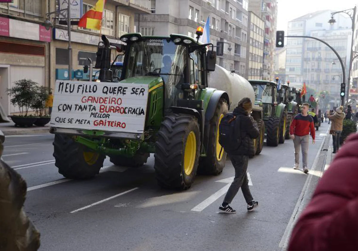 Tractores durante una concentración, a 6 de febrero de 2024, en Orense, donde agricultores y ganaderos reivindicaron mejoras en el sector