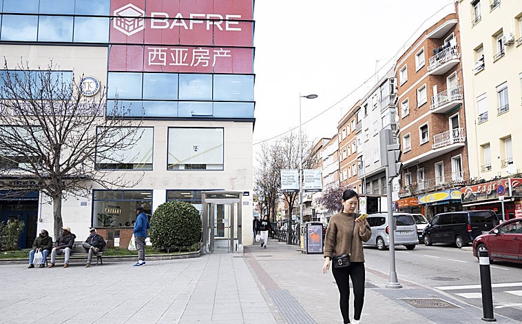 Imagen principal - La oficina inmobiliaria de Bafre, una empresa hispano-china que opera en Madrid desde 2004; un cartel de 'se vende' justo encima de un bazar de alimentación; y un anuncio colocado en el parabrisas de un coche