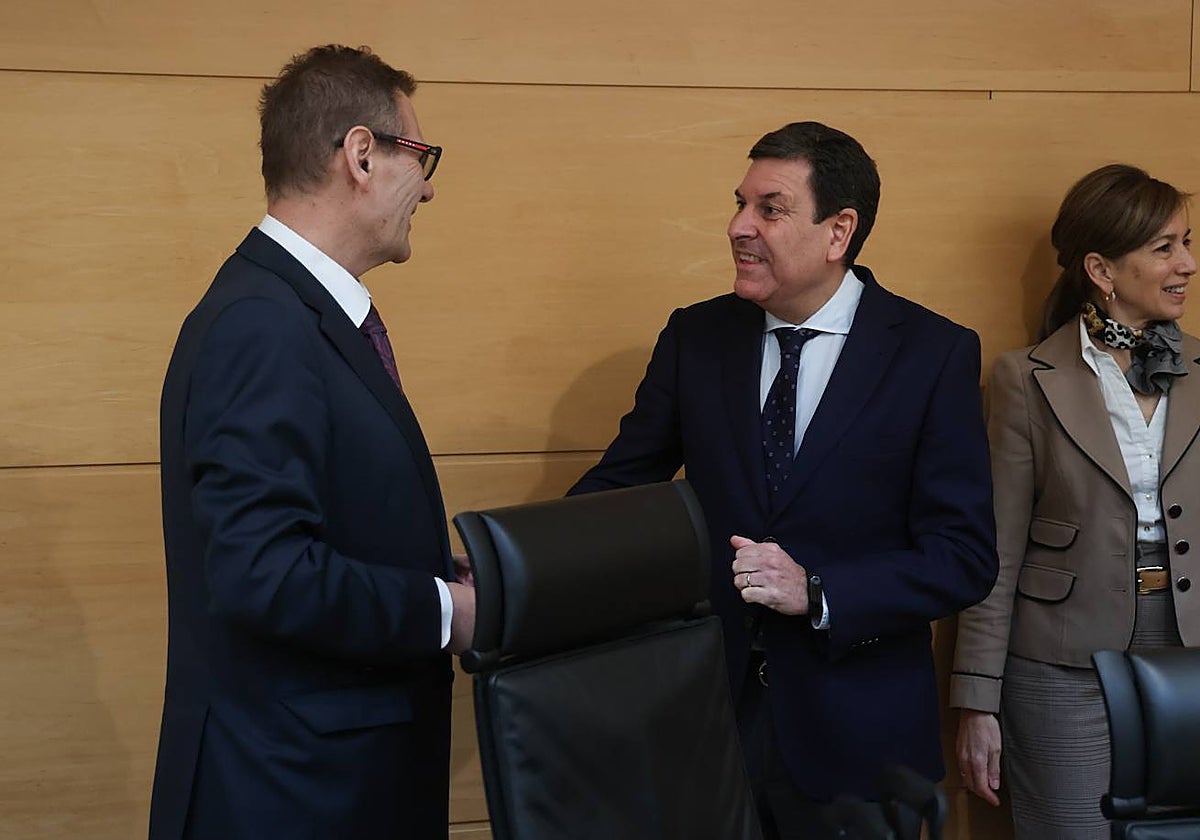 El consejero de Economía y Hacienda comparece en las Cortes para presentar el Presupuesto de 2024 de su departamento