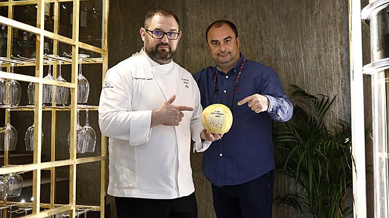 Narciso y Francisco López, máximos responsables de la Cuchara de San Lorenzo, con su Sol de Repsol