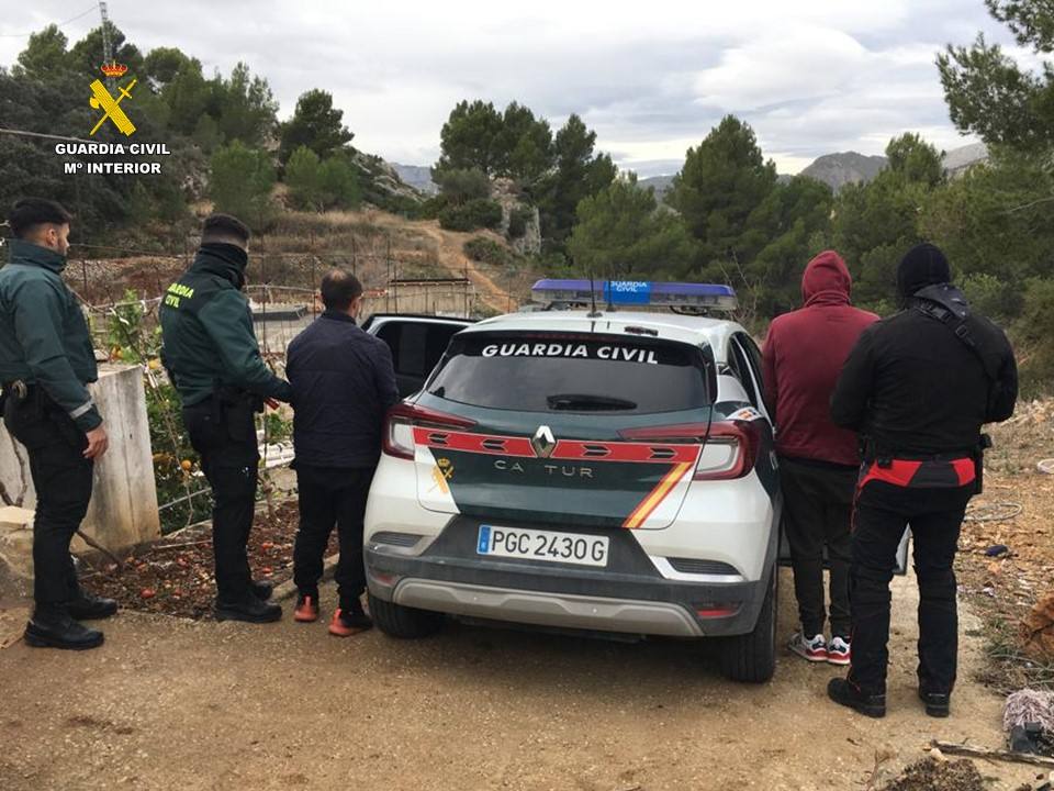 Imagen de la detención de los responsables de la plantación de marihuana