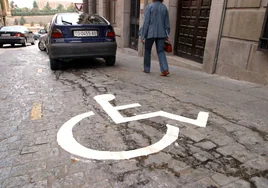 Las retiradas de tarjetas de aparcamiento para discapacitados por un uso irregular caen un 45% desde 2014