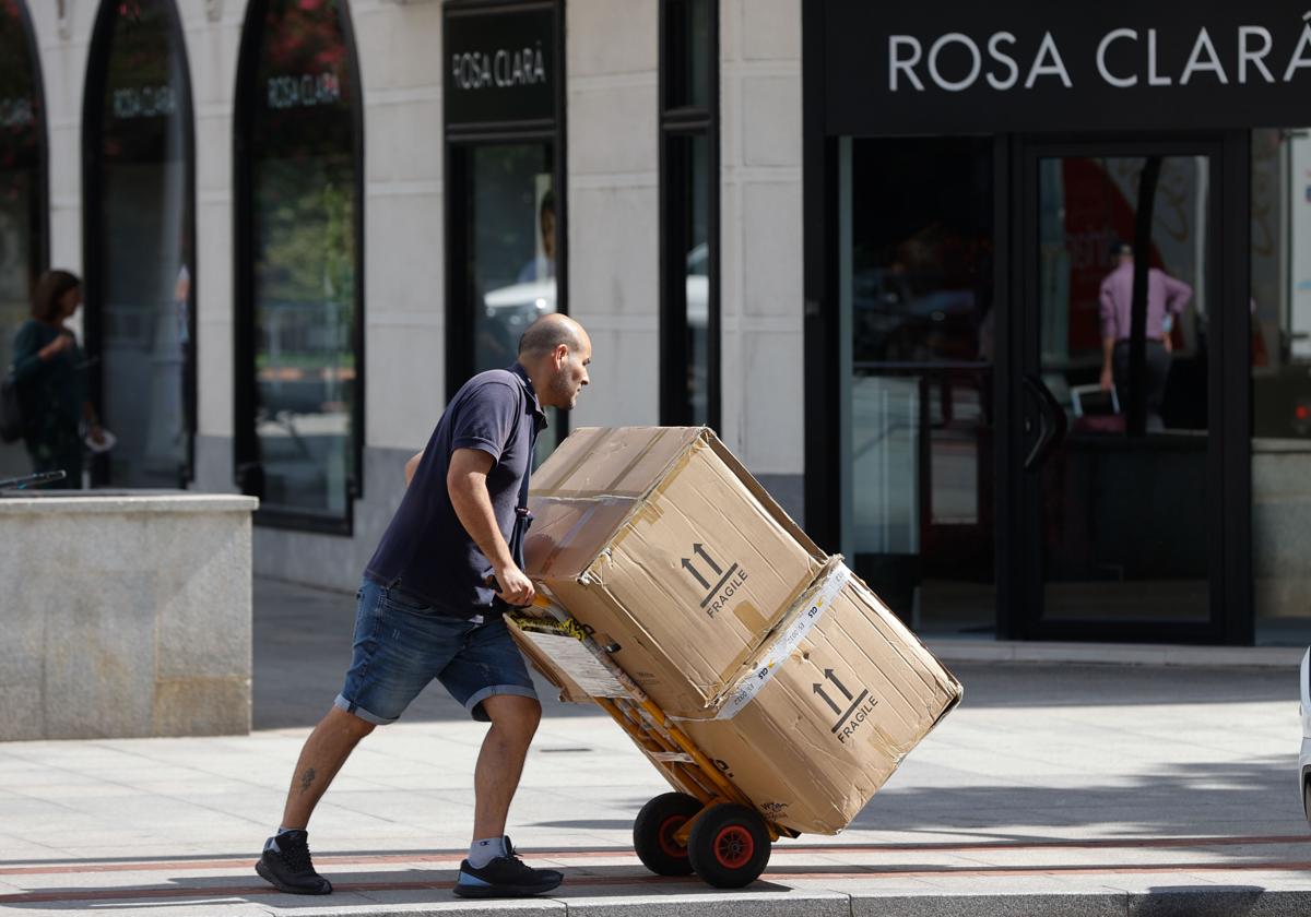 Un trabajador en Bilbao.