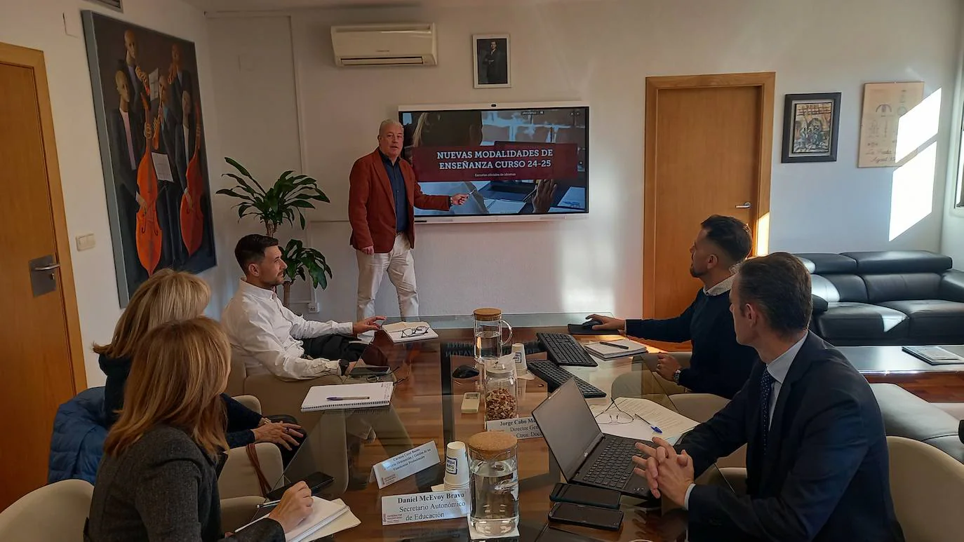 Imagen de Daniel McEvoy en su reunión con los directores de las Escuelas Oficiales de Idiomas