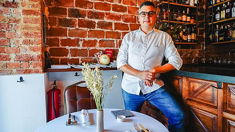 Carlos Fernández, en su restaurante Kàran Bistró, de Pozoblanco