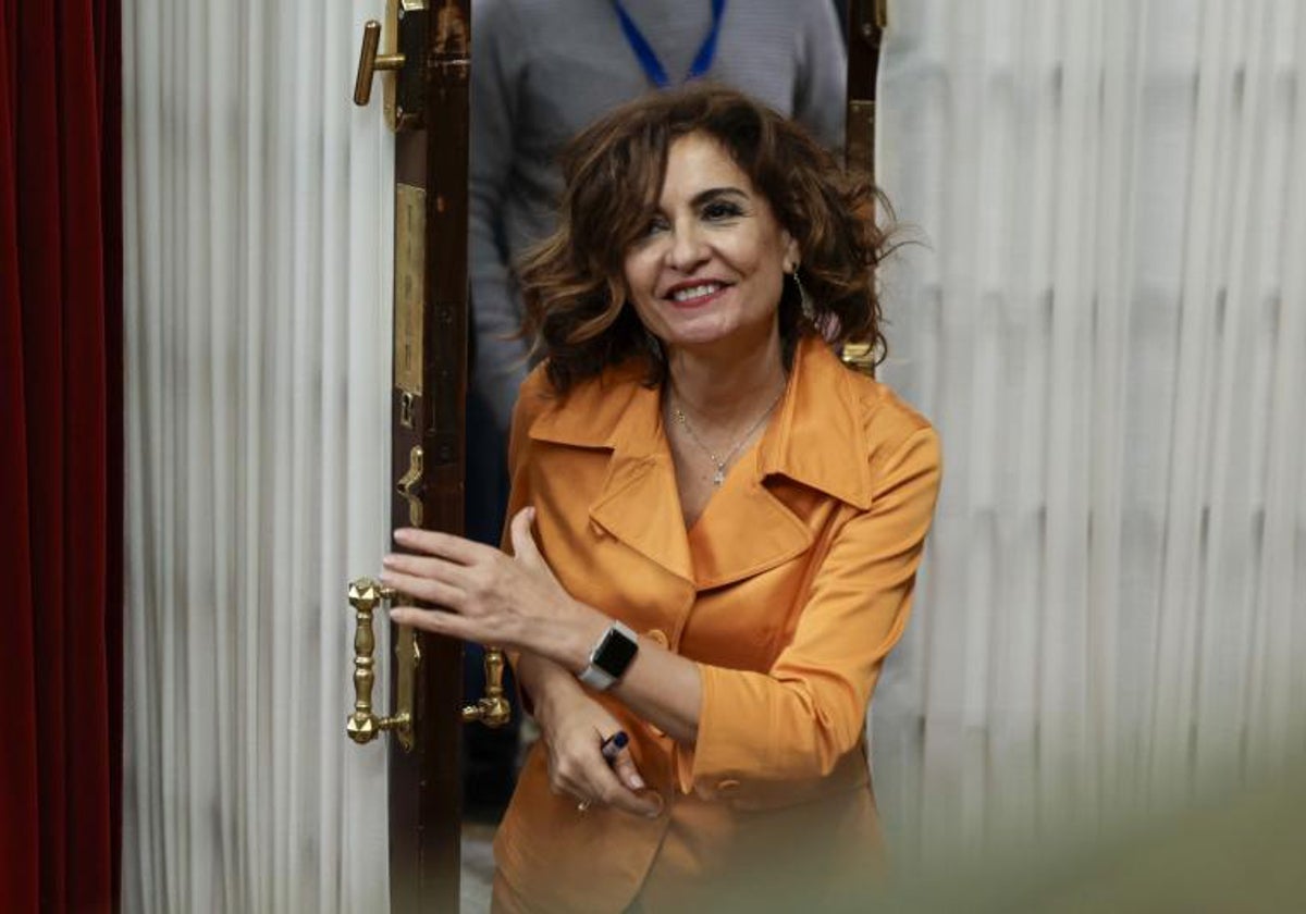 La vicepresidenta primera y ministra de Hacienda, María Jesús Montero, en el marco del pleno en el Congreso de los Diputados, este jueves