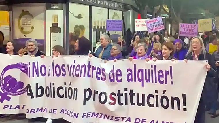 Las manifestantes sujetando una de las pancartas durante la manifestaciónd del 8M en Almería en 2023