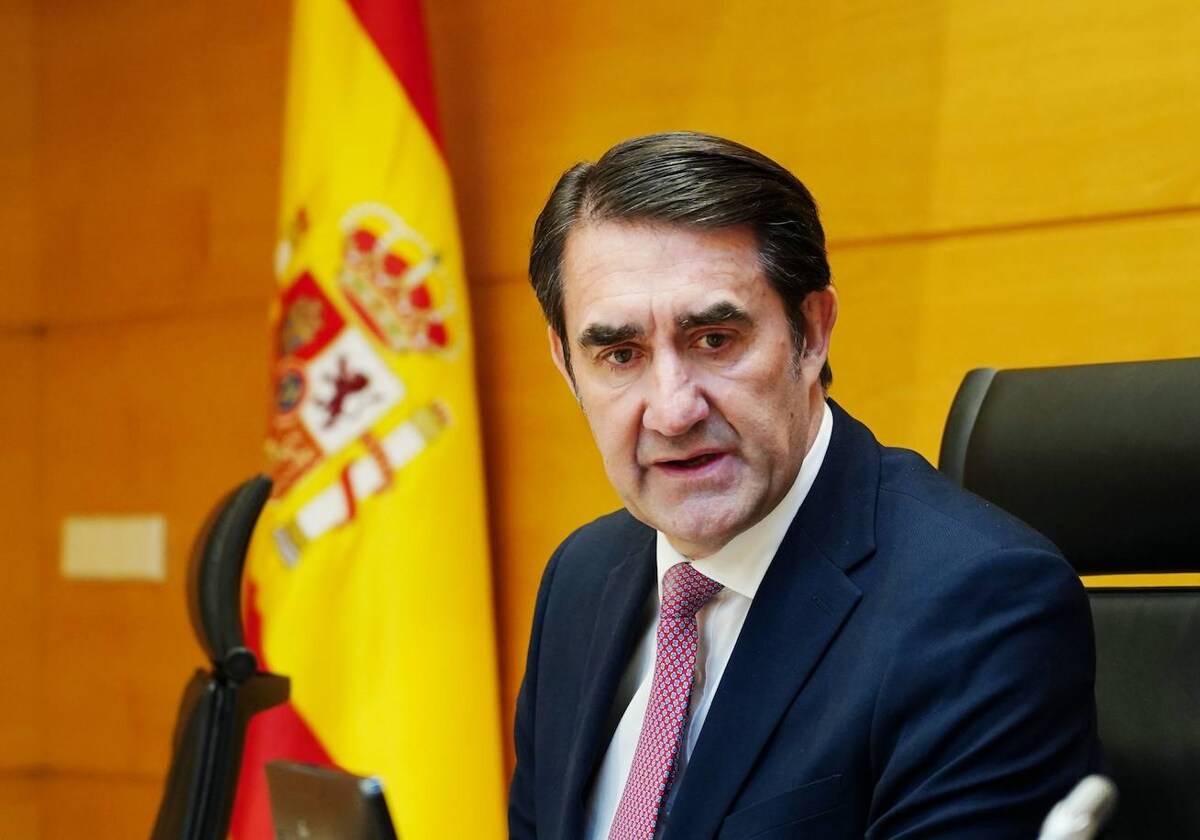 El consejero de Medio Ambiente, Vivienda y Ordenación del Territorio, Juan Carlos Suárez-Quiñones, en su comparecencia en las Cortes
