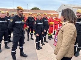 La ministra de Defensa agradece a los bomberos y miembros de la UME su intervención para extinguir el incendio de Campanar