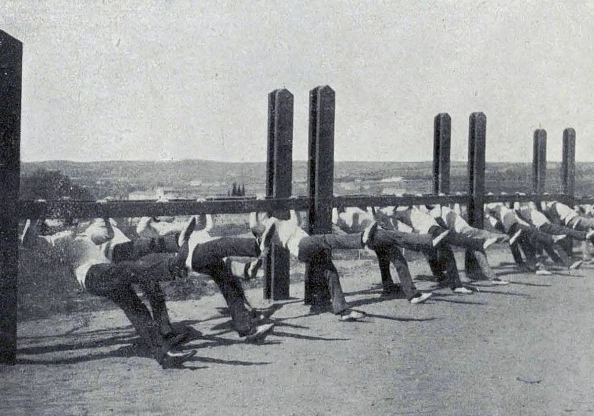 Escuela Central de Gimnasia. Ejercicios de suspensión en una foto recogida en la 'Memoria'. Cursos 1920-1921-1923. Años después, en este lugar se adecuó el gimnasio cubierto que tendría sucesivas reformas. Su estructura exterior permanece aún en la Costanilla de San Lázaro