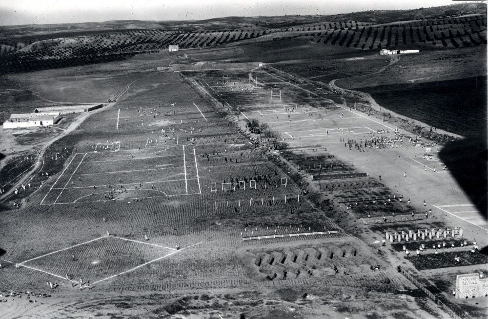 Vista aérea de las explanadas de las Escuela Central de Gimnasia hacia 1930. Se aprecian las canchas para distintas modalidades deportivas (futbol, béisbol, rugby, hockey…) y las pistas de obstáculos para ejercicios de aplicación militar. El límite derecho se corresponde con la actual avenida de Europa. Archivo Municipal de Toledo