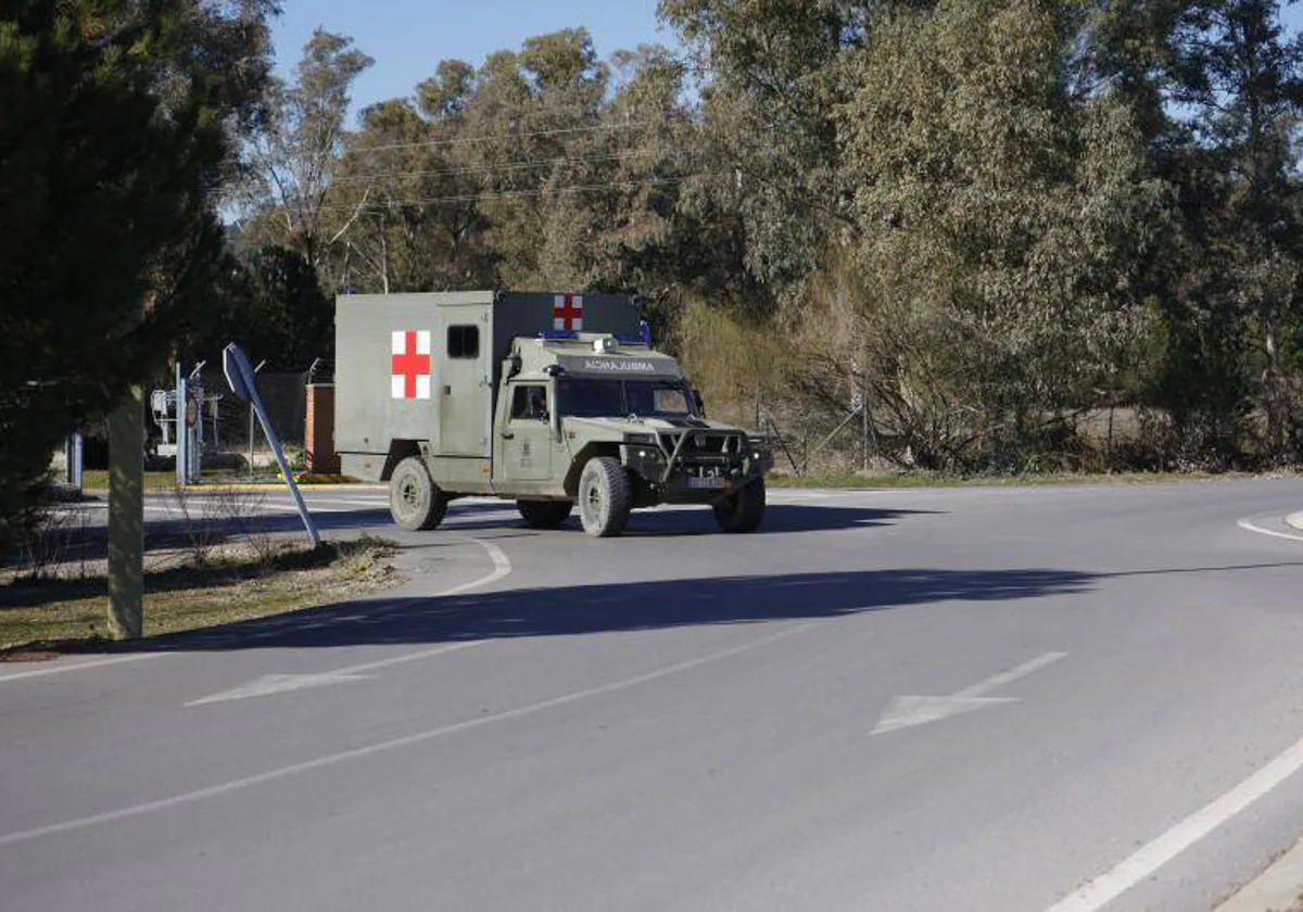 Una ambulancia entra hacia la zona del lago el día de la muerte de los dos militares