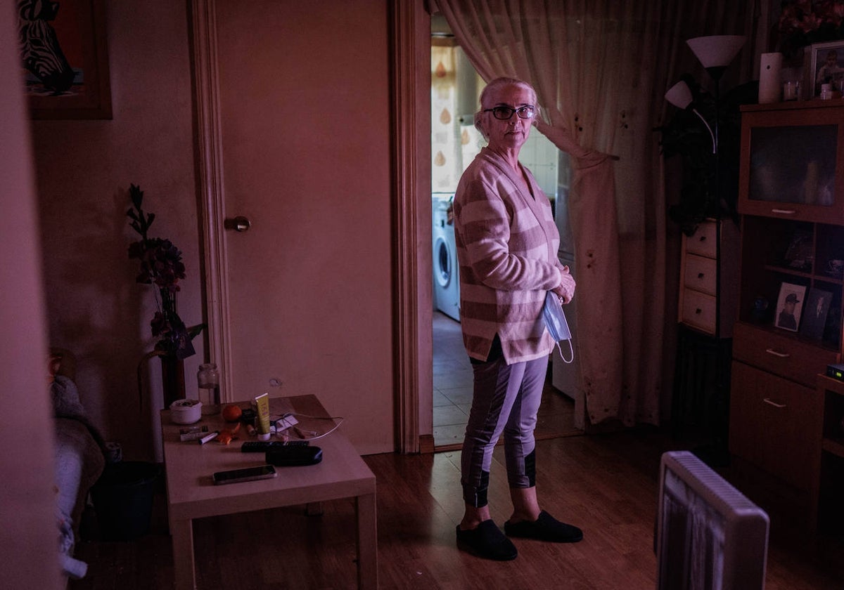 María Ángeles, en la penumbra de su piso de la Colonia Experimental de Villaverde