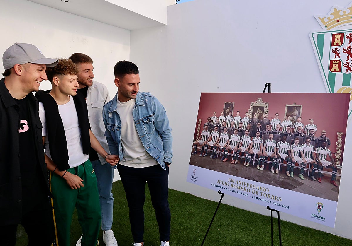 Los jugadores del Córdoba observan la foto oficial de la plantilla blanquiverde