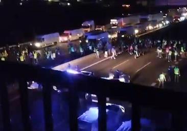 Dos detenidos y nueve guardias civiles heridos durante la protesta nocturna de agricultores en la A-6, en Benavente