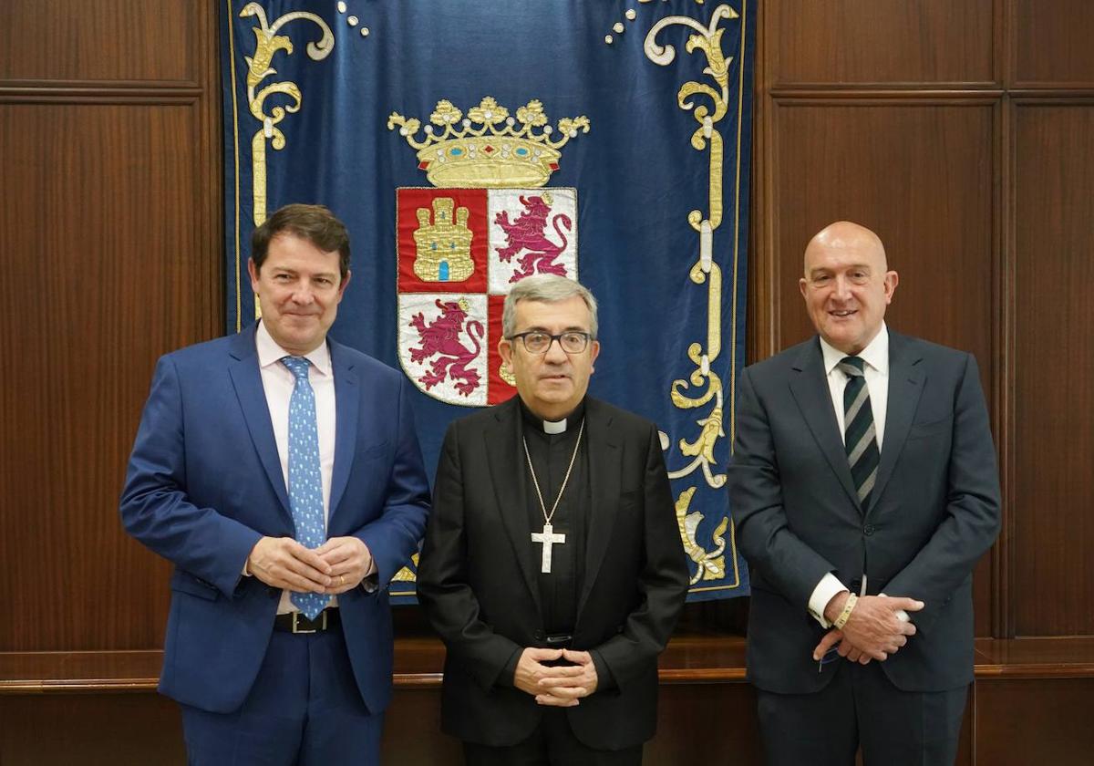 El presidente de la Junta de Castilla y León, Alfonso Fernández Mañueco, mantuvo recientemente un encuentro con el arzobispo de Valladolid, Luis Javier Argüello García. En la imagen, junto al alcalde de Valladolid, Jesús Julio Carnero