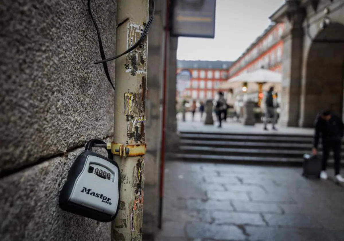 Candado que contiene las llaves de un piso turístico en el entorno de la Plaza Mayor