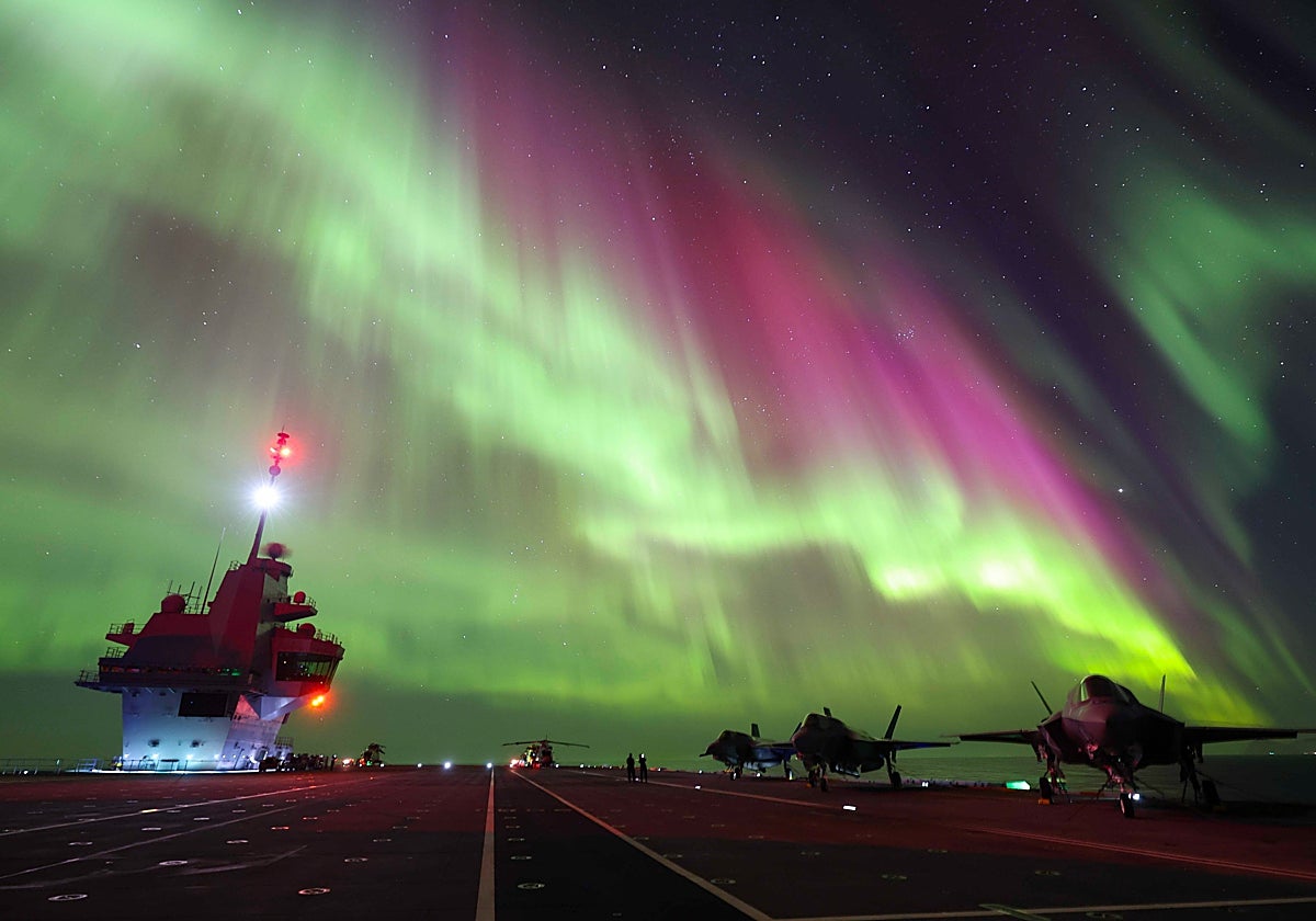 Imagen de la aurora boreal desde el portaaviones HMS Prince of Wales