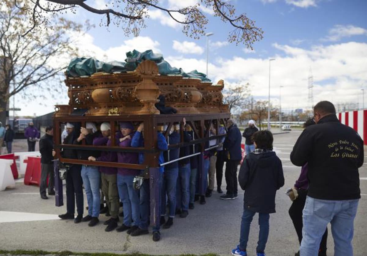 Ensayo del paso de Cristo en un polígono industrial de Villaverde