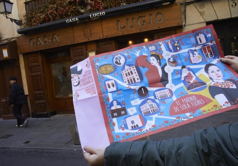 El mapa ilustrado frente a Casa Lucio, uno de los restaurantes favoritos de la artista