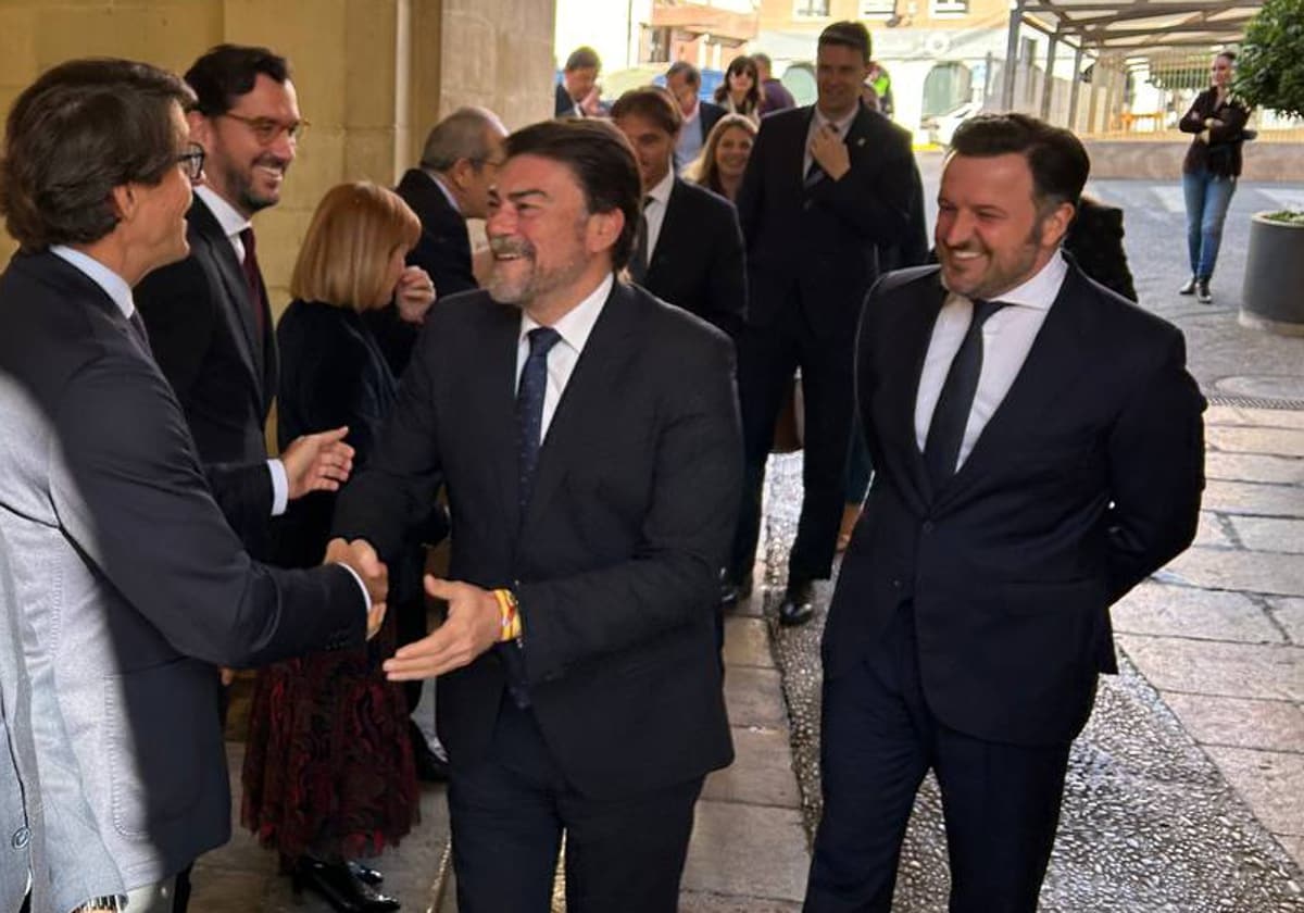 Los alcaldes de Elche y Alicante, Pablo Ruz y Luis Barcalá, este miércoles en la ciudad de las palmeras en la segunda cumbre de ambos gobiernos municipales.