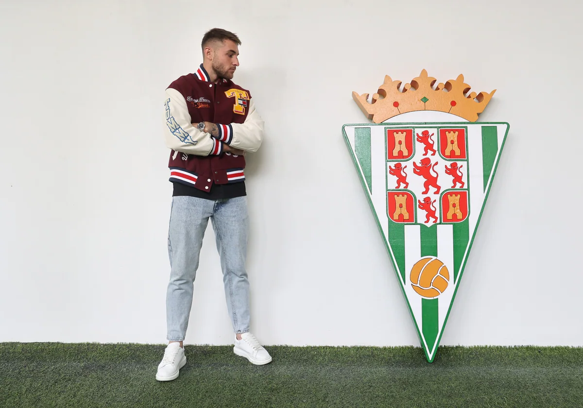 Antonio Casas mira el escudo del Córdoba CF en el túnel de vestuarios del Arcángel