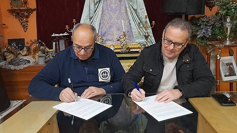 Francisco Pérez Artés y el hermano mayor, José María Gisbert, firman el contrato