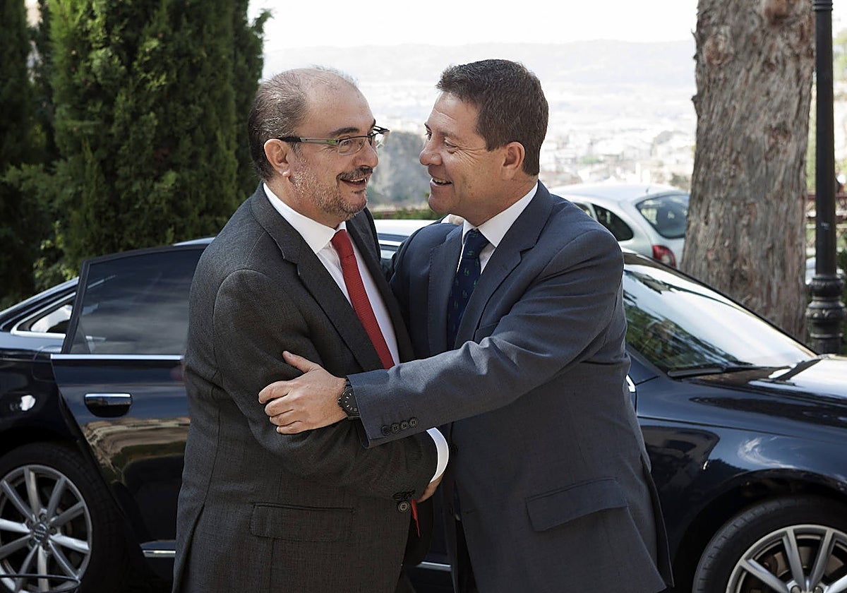 Javier Lambán y Emiliano García-Page se abrazan en una imagen de archivo