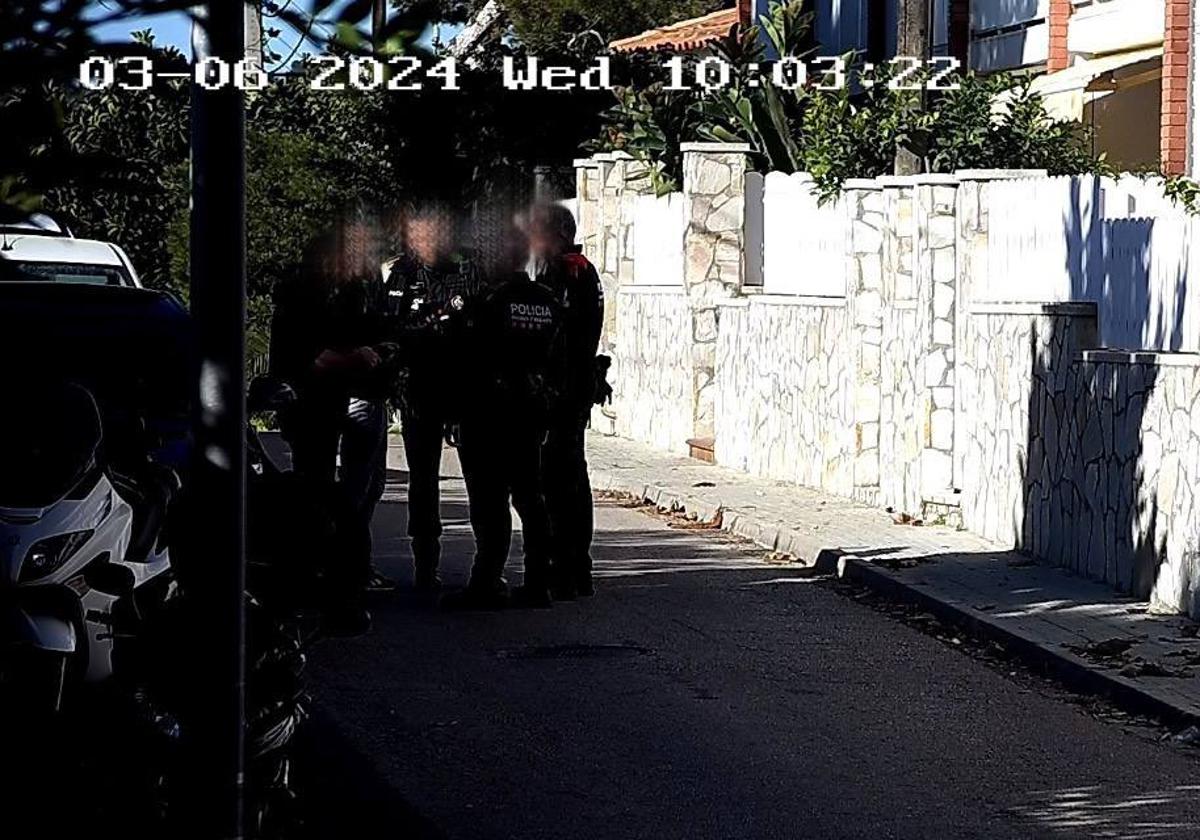 Imagen difundida por Sharii en la que aparecería con los Mossos