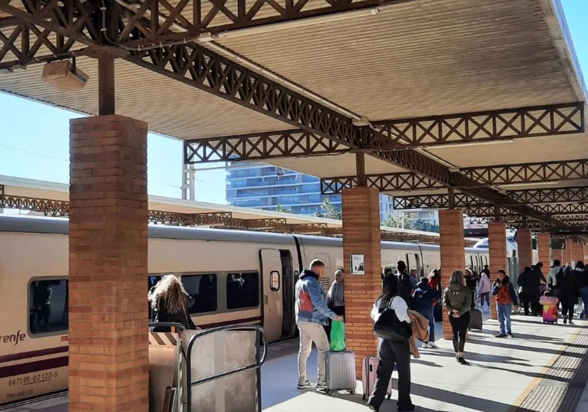 Pasajeros en la estación de tren de Almería capital.