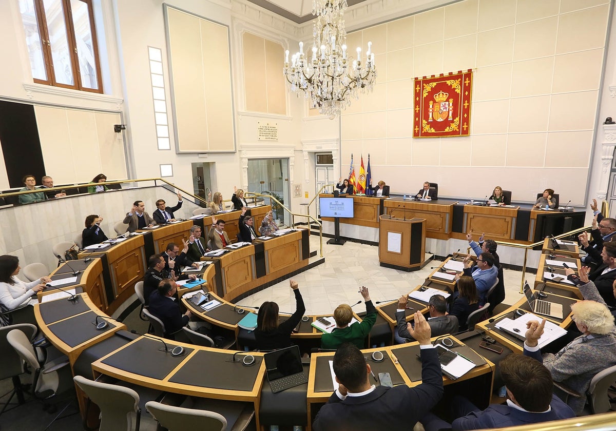 Una de las votaciones en la sesión plenaria de este miércoles en la Diputación de Alicante.
