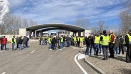 Protesta de agricultores frente a la planta de bioetanol de Babilafuente (Salamanca) por la compra de productos por debajo del precio de producción