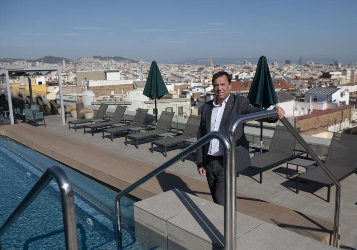 El gerente del Hotel Intercontinental de Barcelona, Enric Escofet, ante la piscina del establecimiento