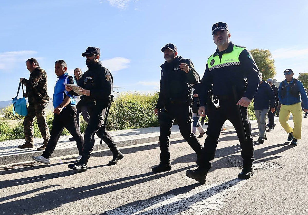 Uno de los grupos de búsqueda del desaparecido en Lucena durante su batida este jueves