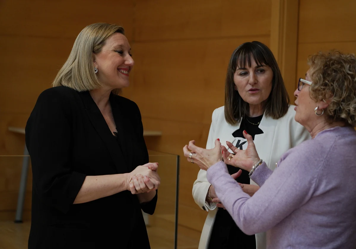 La consejera de Familia de Castilla y León, Isabel Blanco, con las procuradoras socialistas Yolanda Sacristán e Isabel Gonzalo