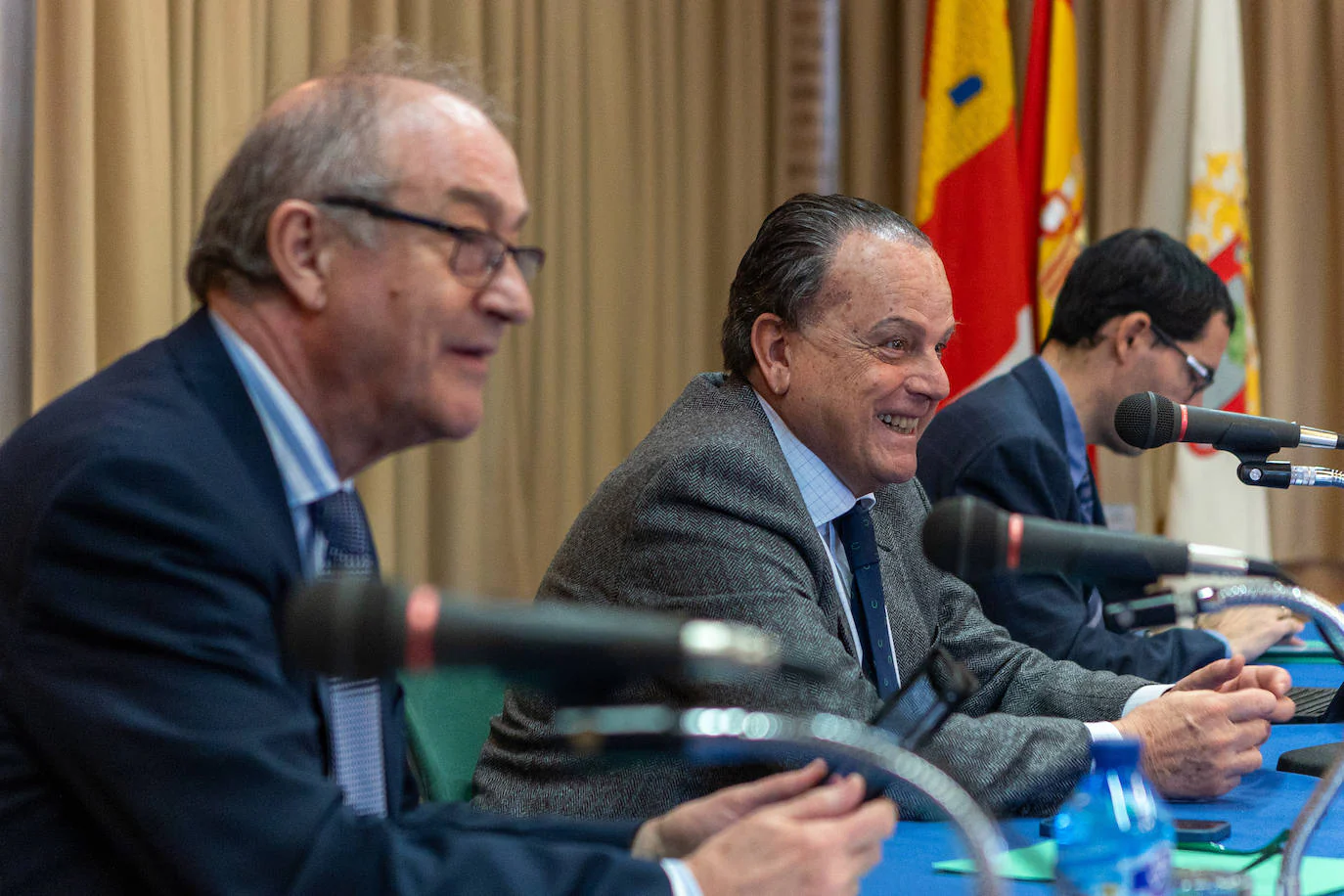 Sesión plenaria del Consejo de Cuentas. El alcalde de Almazán, Jesús Cedazo, recibe a su presidente, Mario Amilivia, y a los consejeros Emilio Melero y Miguel Ángel Jiménez