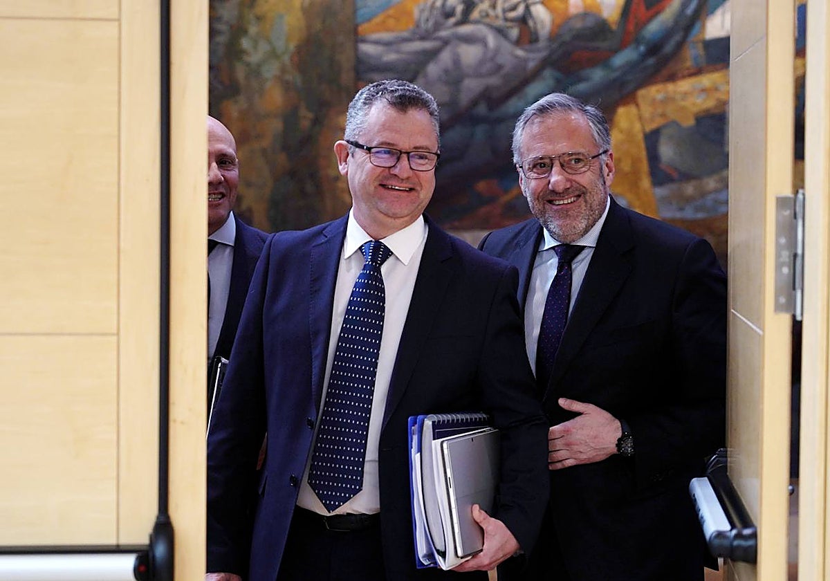Dueñas y Pollán, minutos antes de comparecer el primero en las Cortes para presentar el Presupuesto de su departamento para 2024
