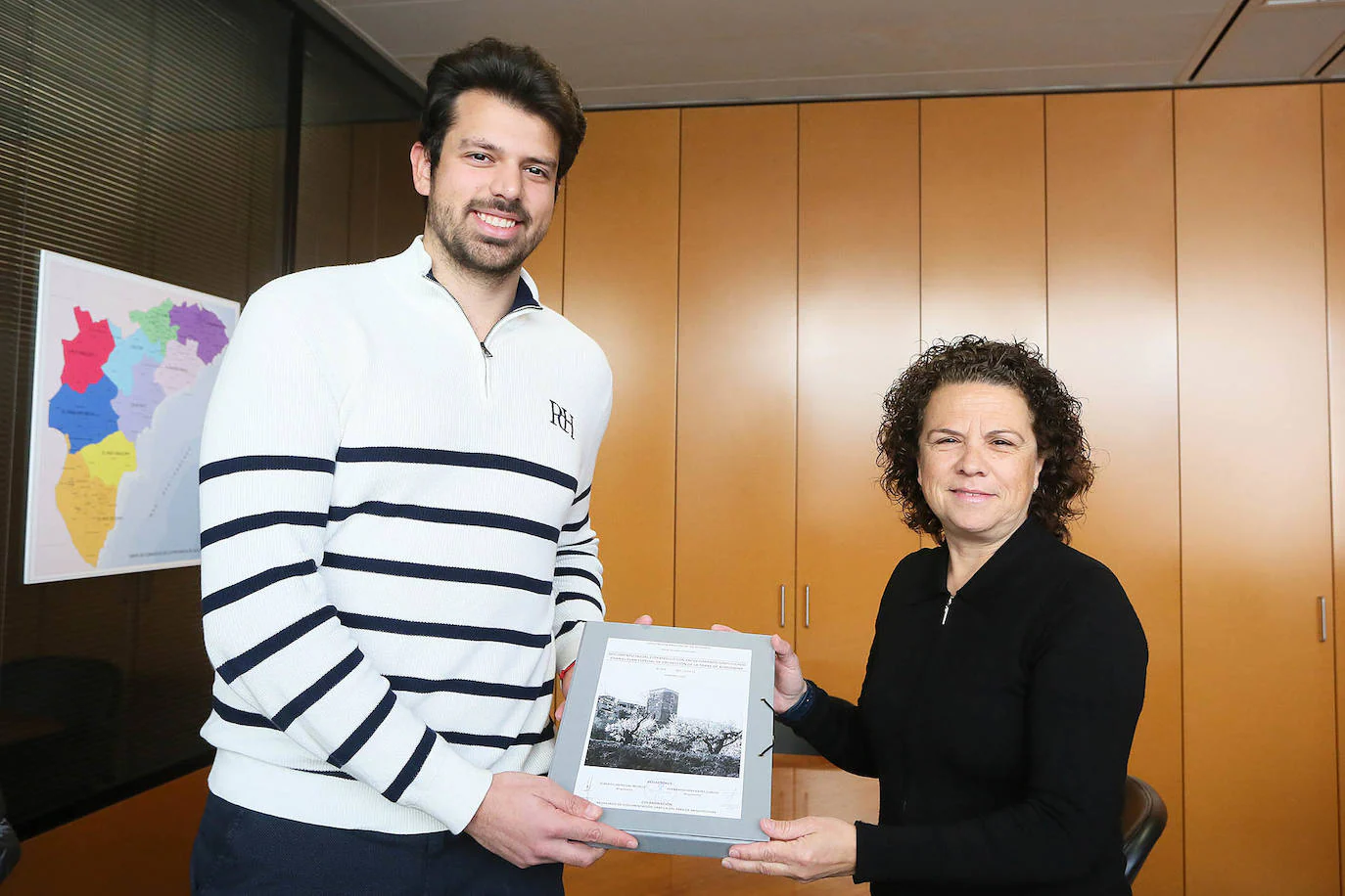 Imagen de la firma del Plan de Protección de la Torre por parte de Pau Navarro y Carmen Sellés