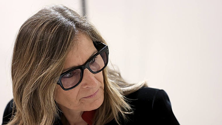 La fiscal Esther González en un primer plano durante la mesa de redacción