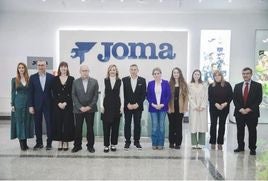 Pilar Alegría visita la fábrica central de Joma, patrocinador del Comité Olímpico Español