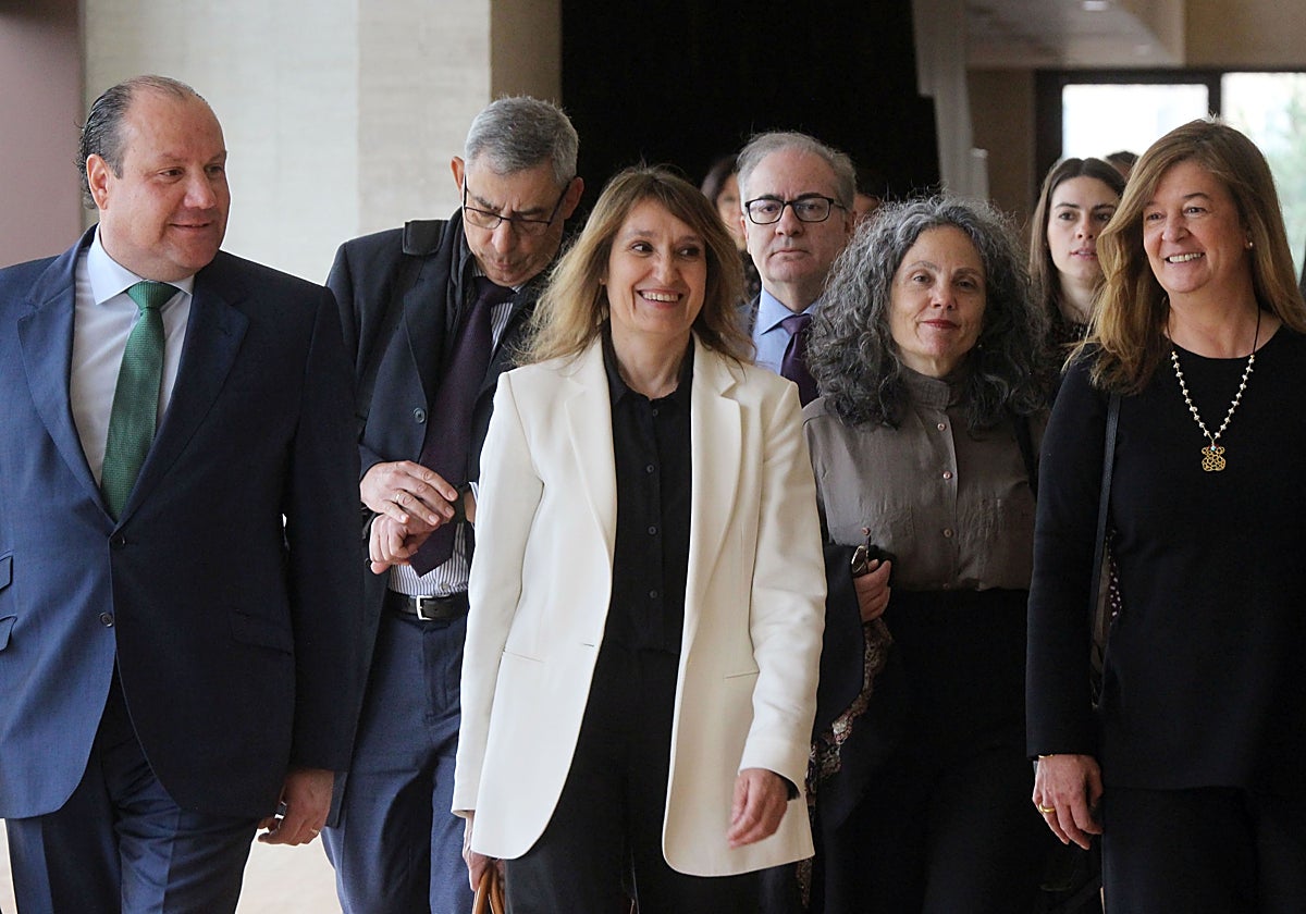 Rocío Lucas, junto a parte de su equipo antes de comparecer en las Cortes