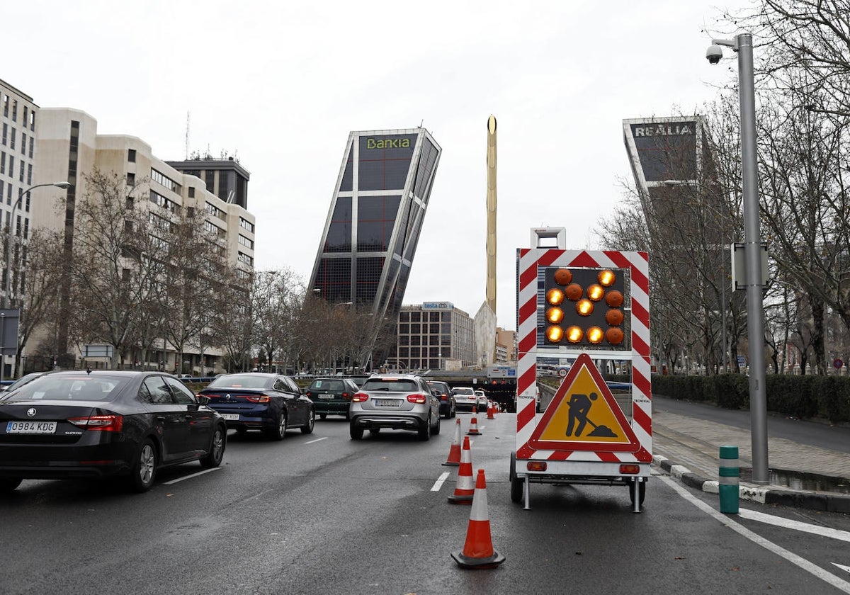 Uno de los accesos al túnel que atraviesa la plaza de Castilla