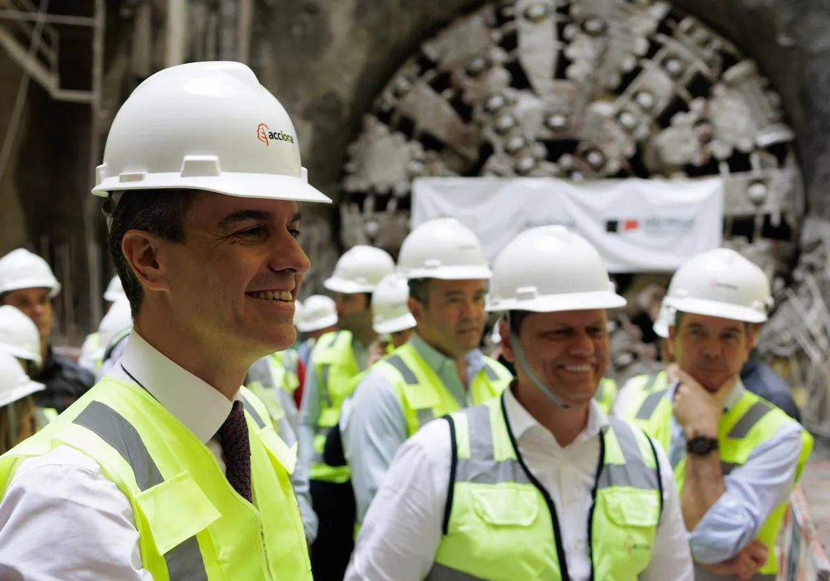 Pedro Sánchez y el gobernador del estado de São Paulo, Tarcísio de Freitas, visitan las obras del metro