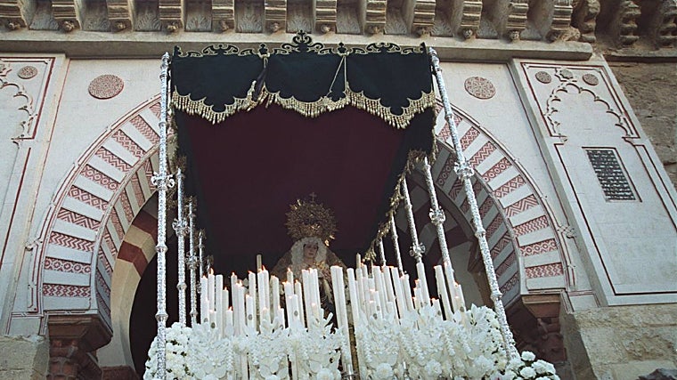 Primera salida, desde la Catedral, de la Virgen del Rocío y Lágrimas, el Miércoles Santo de 2000