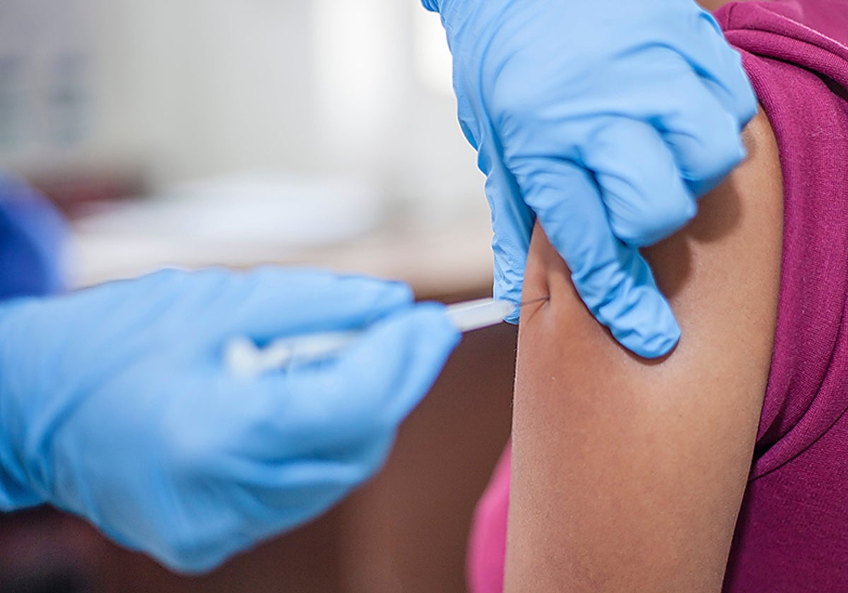 Un sanitario administra una vacuna