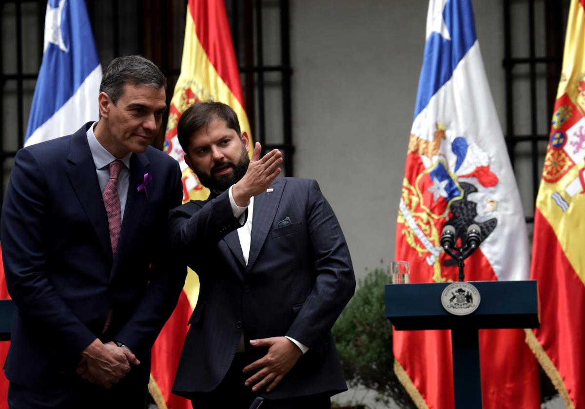 El presidente español, Pedro Sánchez, y el chileno, Gabriel Boric